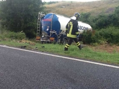 Le immagini del recupero del tir da parte di carabinieri e vigili del fuoco