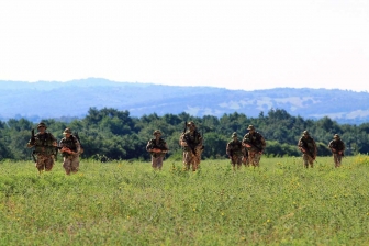 Tiro con arma, la scuola sottufficiali dell'esercito in addestramento
