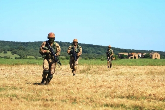 Tiro con arma, la scuola sottufficiali dell'esercito in addestramento