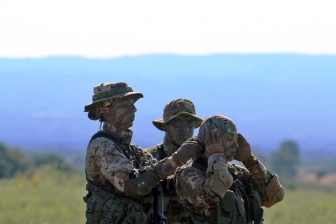 Tiro con arma, la scuola sottufficiali dell'esercito in addestramento