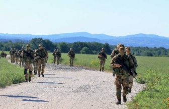 Tiro con arma, la scuola sottufficiali dell'esercito in addestramento