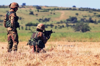 Tiro con arma, la scuola sottufficiali dell'esercito in addestramento