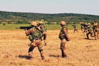 Tiro con arma, la scuola sottufficiali dell'esercito in addestramento
