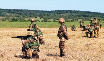 Tiro con arma, la scuola sottufficiali dell'esercito in addestramento