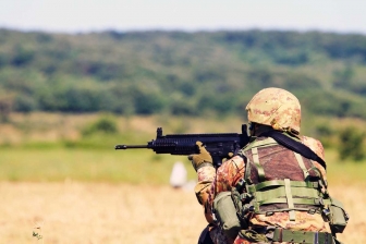 Tiro con arma, la scuola sottufficiali dell'esercito in addestramento