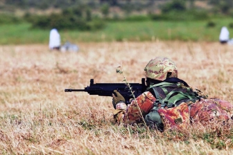 Tiro con arma, la scuola sottufficiali dell'esercito in addestramento