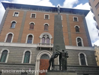 Viterbo - Piazza della Repubblica - il monumento ai Facchini di Santa Rosa