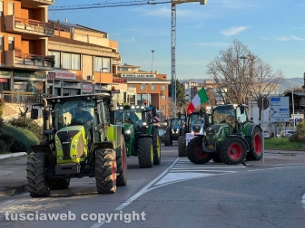 Viterbo - Trattori alla rotonda del centro commerciale e via Garbini