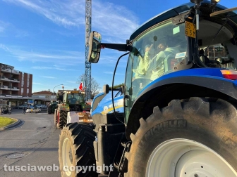 Viterbo - Trattori alla rotonda del centro commerciale e via Garbini