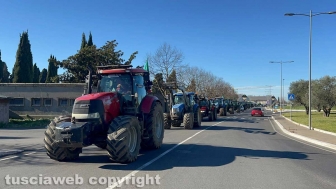 Viterbo - Trattori bloccano la Cassia nord