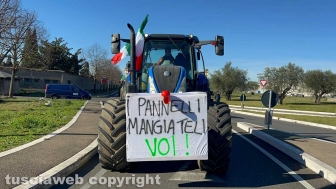 Viterbo - Trattori bloccano la Cassia nord