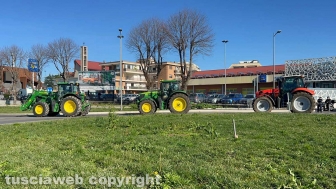 Viterbo - Trattori bloccano la Cassia nord