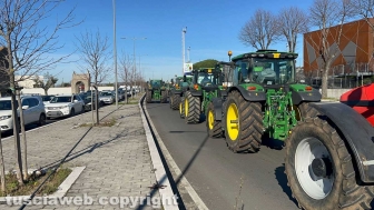 Viterbo - Trattori bloccano la Cassia nord