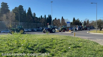 Viterbo - Trattori bloccano la Cassia nord
