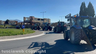 Viterbo - Trattori bloccano la Cassia nord