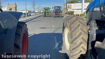 Viterbo - Trattori bloccano la Cassia nord