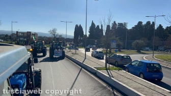 Viterbo - Trattori bloccano la Cassia nord