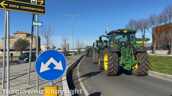Viterbo - Trattori bloccano la Cassia nord