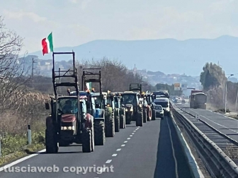 Tarquinia - I trattori bloccano l'Aurelia