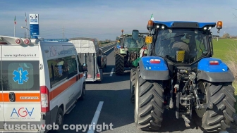 Tarquinia - I trattori bloccano l'Aurelia