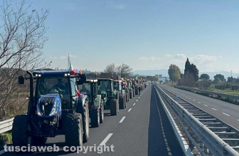 Tarquinia - I trattori bloccano l'Aurelia