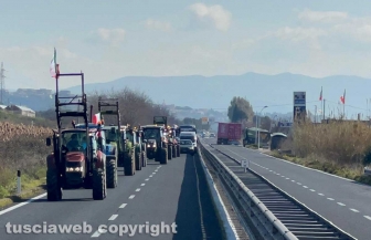 Tarquinia - I trattori bloccano l'Aurelia