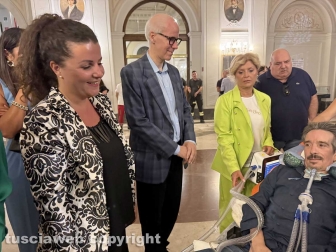 Tre pianoforti per la Sla al teatro Unione - La sindaca Chiara Frontini con Italo Leali