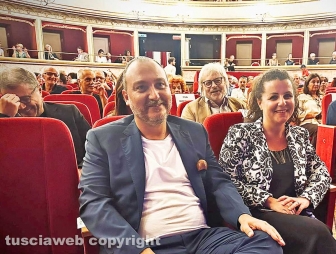 Tre pianoforti per la Sla al teatro Unione - Fabio Cavini, la sindaca Chiara Frontini e alle spalle... Carlo Galeotti