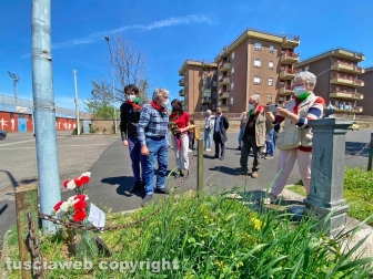 Viterbo - Anpi e Rete degli studenti lasciano un mazzo di fiori in largo Biferali