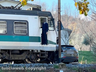Vitorchiano - Treno travolge auto
