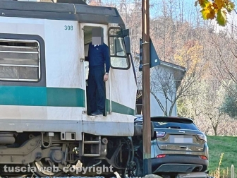 Vitorchiano - Treno travolge auto