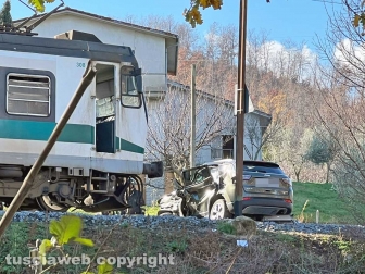 Vitorchiano - Treno travolge auto