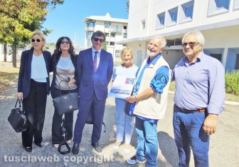 Tribunale - Luigi (secondo da destra) uno dei detenuti che ha lavorato nel giardino della Solidarietà
