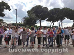 Santa Rosa - Tribune - Fila in stile medievale per i biglietti