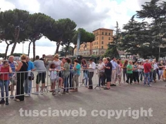 Santa Rosa - Tribune - Fila in stile medievale per i biglietti