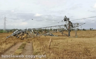 Maltempo - Tromba d'aria nella zona nord di Viterbo - Traliccio abbattuto