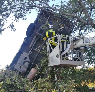 Viterbo - Tuscanese - Furgone va a finire su un albero