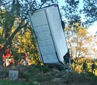 Viterbo - Tuscanese - Furgone va a finire su un albero