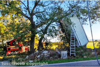 Viterbo - Tuscanese - Furgone va a finire su un albero