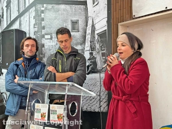 Viterbo - Tuscia in bio alla pensilina del Sacrario - Da sinistra: Fabrizio Fiorucci, Francesco Amendola, Chiara Frontini