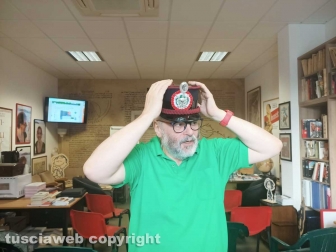 Viterbo - La consegna del cappello dei sottufficiali dell’esercito al direttore Carlo Galeotti
