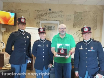Viterbo - La consegna del cappello dei sottufficiali dell’esercito al direttore Carlo Galeotti