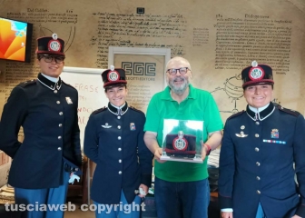 Viterbo - La consegna del cappello dei sottufficiali dell’esercito al direttore Carlo Galeotti Tusciaweb Academy