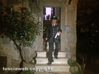 Uccide la compagna a coltellate -  I carabinieri sul posto