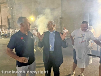 Santa Rosa - Cena dei facchini in piazza - Il vescovo Orazio Francesco Piazza con Massimo Mecarini