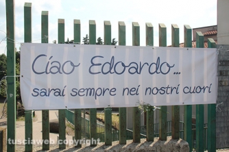Lo striscione per il piccolo Edoardo Ribisi