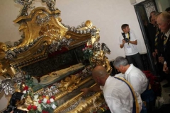 146-I facchini salutano la santa