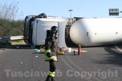 9-Autobotte si ribalda all\'imbocco della superstrada