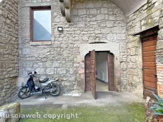 Viterbo - Un appartamento ridotto a discarica