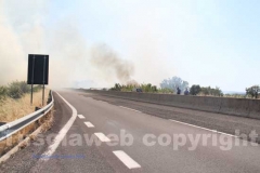 Un inferno di fiamme e fumo sulla superstrada